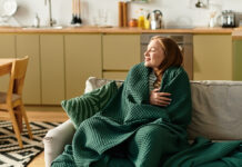 «Σήμερα λέω να μείνω μέσα»: Γιατί μπορεί να είναι η καλύτερη μορφή αυτοφροντίδας