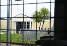 Δίκη για Τέμπη: Τη Μ. Δευτέρα νομιμοποιούνται οι επιζώντες – Μόλις 6 από τους 36 κατηγορούμενους στο εδώλιο, «λύγισαν» οι συγγενείς των θυμάτων