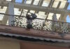 Θεσσαλονίκη: «Λάθος μου που δεν περίμενα να έρθει η νταντά», λέει η μητέρα του 5χρονου που πετούσε πράγματα από το μπαλκόνι