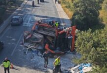 Λεωφόρος Βουλιαγμένης: Ντελαπάρισε φορτηγό, απεγκλωβίστηκε ο οδηγός – Ουρές χιλιομέτρων στο ρεύμα προς Γλυφάδα