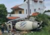 Ρόδος: Μπετονιέρα 33 τόνων «εισέβαλε» σε αυλή σπιτιού και αναποδογύρισε – Δείτε φωτογραφίες