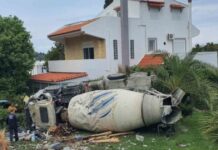 Ρόδος: Μπετονιέρα 33 τόνων «εισέβαλε» σε αυλή σπιτιού και αναποδογύρισε – Δείτε φωτογραφίες