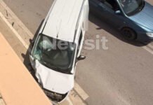 Τροχαίο στο Μαρκόπουλο: Βανάκι παραβίασε το στοπ και συγκρούστηκε με φορτηγό – Παραλίγο να εισβάλει σε κομμωτήριο