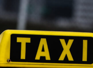 Οδηγός ταξί με «πειραγμένο» ταξίμετρο έκλεβε τουρίστες: Βίντεο από τη στιγμή της σύλληψής του