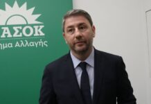 ΠΑΣΟΚ σε μονομέτωπη επίθεση κατά ΝΔ αλλά με το βλέμμα στραμμένο στον Τσίπρα