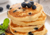 Pancakes με γιαούρτι: Συνταγή για αφράτο πρωινό με blueberries