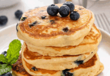 Pancakes με γιαούρτι: Συνταγή για αφράτο πρωινό με blueberries