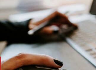 Meta: Σε σύγκρουση με τους κανόνες της ΕΕ το σχέδιο παρακολούθησης των κλικ των εργαζομένων