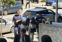 Στα δικαστήρια Θεσσαλονίκης ο 67χρονος που εισέβαλε με σφυρί σε τράπεζα: «Δεν μπήκε όλη η σύνταξη»