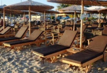 Ξεχύθηκαν στις μη οργανωμένες παραλίες οι Αθηναίοι – «Τσουχτερές» οι τιμές στις ομπρέλες