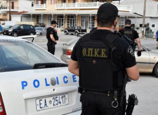 Χανιά: Χειροπέδες σε άνδρα που έτρεχε και κυνηγούσε εργάτες με μπαλτά