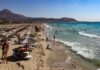 Αττική: «Τσουχτερές» οι τιμές σε ομπρέλες και ξαπλώστρες στις παραλίες