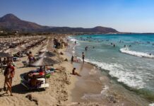Αττική: «Τσουχτερές» οι τιμές σε ομπρέλες και ξαπλώστρες στις παραλίες