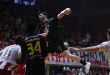 Ολυμπιακός – ΑΕΚ 32-33: Μεγάλη ανατροπή και «διπλό» για την Ένωση στον πρώτο τελικό της Handball Premier