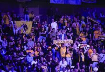 Οπαδοί της ΑΕΚ στο ξενοδοχείο μετά τον χαμένο τελικό στο BCL: «Ψηλά το κεφάλι»