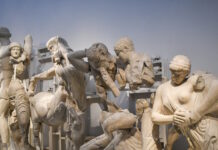 Le Monde: Νέα γαλλική νομοθεσία «επιτρέπει» την επιστροφή θραυσμάτων του Παρθενώνα στην Ελλάδα, που βρίσκονται στο Λούβρο
