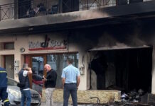 Αίγινα: Τυλίχτηκε στις φλόγες η σχολή οδηγών του δημάρχου – Δεν αποκλείεται το ενδεχόμενο εμπρησμού