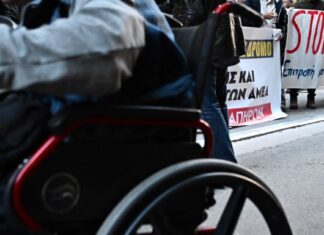 Θεσσαλονίκη: «Την ξέχασαν δεμένη με τη ζώνη και μόνη της» λέει ο πατέρας της 17χρονης ΑμεΑ που την άφησαν για 2 ώρες μέσα σε λεωφορείο