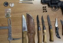 Αργυρούπολη: Χειροπέδες σε 50χρονο για πιστόλι, μαχαίρια και σουγιάδες στο αυτοκίνητό του