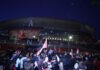 Άρσεναλ: Έκρηξη χαράς από οπαδούς έξω από το Emirates, για την κατάκτηση της Premier League