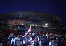 Άρσεναλ: Έκρηξη χαράς από οπαδούς έξω από το Emirates, για την κατάκτηση της Premier League