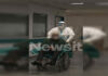 Χανταϊός: Η πρώτη εικόνα του 70χρονου από το κρουαζιερόπλοιο Hondius τη στιγμή της μεταφοράς του στο «Αττικόν»