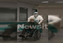 Χανταϊός: Η πρώτη εικόνα του 70χρονου από το κρουαζιερόπλοιο Hondius τη στιγμή της μεταφοράς του στο «Αττικόν»