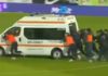 Ρουμανία: Ασθενοφόρο κόλλησε στον αγωνιστικό χώρο και το έβγαλαν από το χορτάρι οι ποδοσφαιριστές