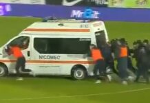 Ρουμανία: Ασθενοφόρο κόλλησε στον αγωνιστικό χώρο και το έβγαλαν από το χορτάρι οι ποδοσφαιριστές