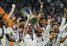 Η απονομή του Europa League στην Άστον Βίλα: O Τζον ΜακΓκίν σήκωσε το τρόπαιο στον ουρανό της Κωνσταντινούπολης