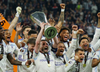 Η απονομή του Europa League στην Άστον Βίλα: O Τζον ΜακΓκίν σήκωσε το τρόπαιο στον ουρανό της Κωνσταντινούπολης