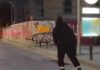 Η Θεσσαλονίκη απέκτησε τον Batman της: Μυστηριώδης άντρας «οργώνει» τους δρόμους κάνοντας rollers, δείτε βίντεο