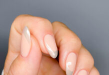 Τα chrome manicures θα είναι in φέτος το καλοκαίρι