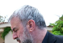 Ο Τραϊανός Δέλλας αποχαιρετά τη Γωγώ Μαστροκώστα: Συντεριμμένος χέρι – χέρι με τη μονάκριβή τους