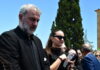 Ο επικήδειος του Τραϊανού Δέλλα για τη Γωγώ Μαστροκώστα: Στο τελευταίο κύμα σε έχασα, ξεκουράσου αγάπη μου γιατί κουράστηκες πολύ