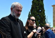 Ο επικήδειος του Τραϊανού Δέλλα για τη Γωγώ Μαστροκώστα: Στο τελευταίο κύμα σε έχασα, ξεκουράσου αγάπη μου γιατί κουράστηκες πολύ