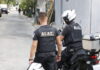 Άνδρας σε αμόκ στην Κυψέλη: Προσπάθησε να επιτεθεί σε 8χρονη και χτύπησε με σωλήνα ηλικιωμένο στο κεφάλι