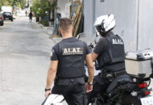 Άνδρας σε αμόκ στην Κυψέλη: Προσπάθησε να επιτεθεί σε 8χρονη και χτύπησε με σωλήνα ηλικιωμένο στο κεφάλι