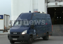 Δολοφονία στο Ηράκλειο: Σε ειδικά κελιά στον Κορυδαλλό για λόγους ασφαλείας ο 54χρονος και η σύζυγός του – Η στιγμή της μεταγωγής από το λιμάνι του Πειραιά