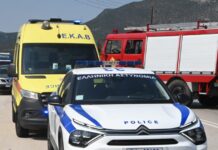 Πτολεμαΐδα: Χωρίς τις αισθήσεις της ανασύρθηκε ηλικιωμένη μέσα από φλεγόμενο διαμέρισμα
