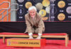 Glenn Close: Η στιγμή που ο μουτρωμένος εγγονός της «κλέβει» την παράσταση από την τιμώμενη γιαγιά του