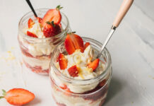 Εύκολο cheesecake φράουλας σε ποτήρι