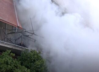 Μεγάλη φωτιά σε διαμέρισμα στη Δραπετσώνα: Επεκτάθηκε και σε άλλα σπίτια – Ηλικιωμένη αρνείται να εκκενώσει