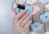 Icy blue: Η απόχρωση που θα σας πείσει να αφήσετε τους nude τόνους