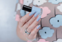 Icy blue: Η απόχρωση που θα σας πείσει να αφήσετε τους nude τόνους