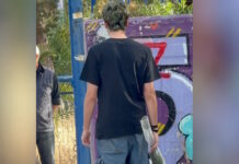 Ηλιούπολη: Αμίλητοι και με λευκά λουλούδια αποχαιρετούν την 17χρονη οι συμμαθητές της στο σχολείο τους – Μάχη για τη ζωή της δίνει η φίλη της