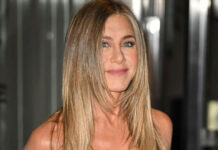 Μέσα στο νεσεσέρ της Jennifer Aniston: Τα μυστικά της για το απόλυτο minimal μακιγιάζ