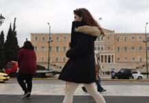 Καιρός σήμερα: Βροχές, καταιγίδες και 8 μποφόρ – Πού θα χιονίσει