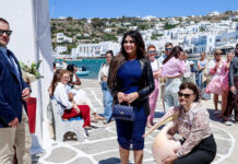 Η Κίμπερλι Γκιλφόιλ στη Μύκονο – Λουλούδια, χαμόγελα και δρακόντεια μέτρα ασφαλείας