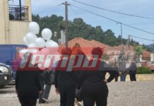 Ηλεία: Με λευκά μπαλόνια αποχαιρετούν τον 13χρονο Κωνσταντίνο που σκοτώθηκε σε τροχαίο με πατίνι